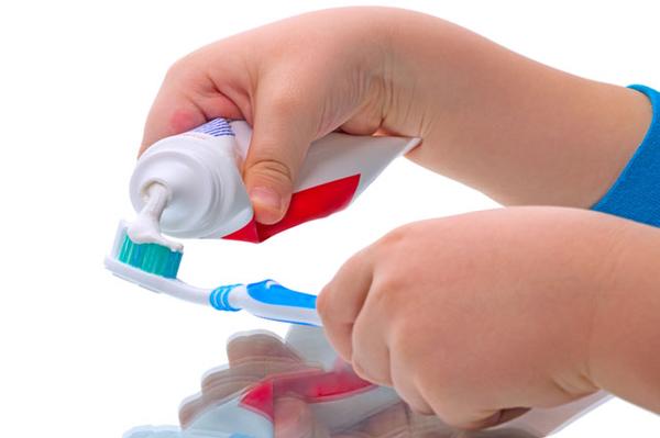 4 Ingredients To Avoid In Toothpaste
